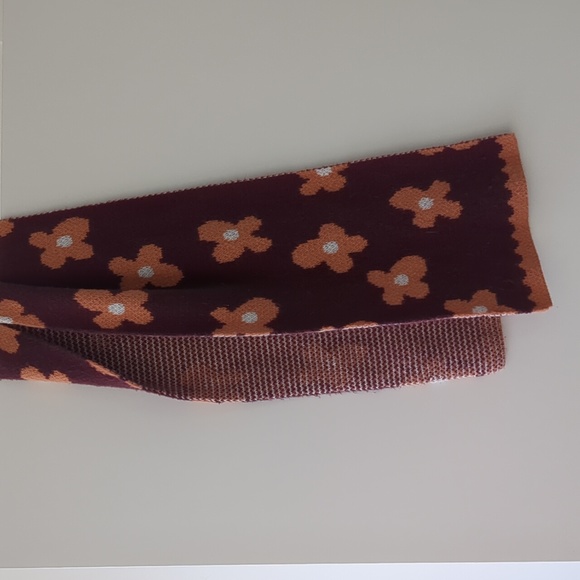 Flower scarf - Picture 3 of 3